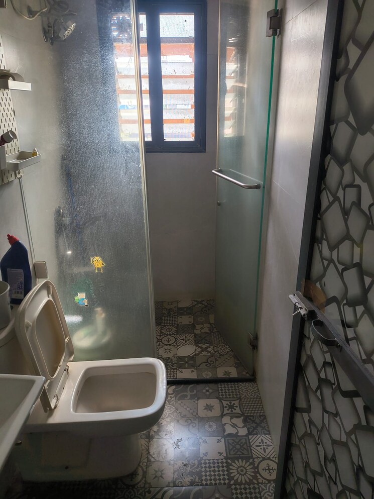 Bathroom, jyoti-complex 1 Bedroom 400 Sq.Ft. Apartment In Goregaon East Mumbai 9484541