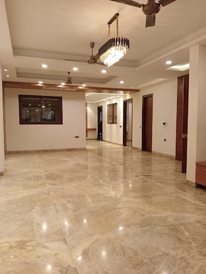 Room in 2.5 BHK Builder Floor at Sector 4 – for Rent