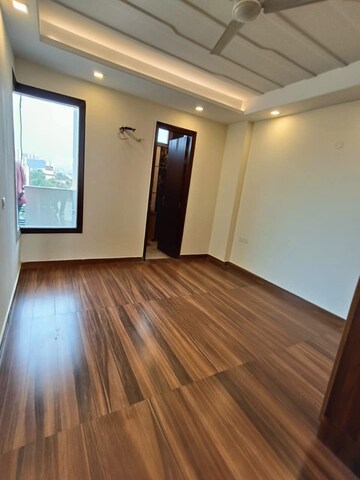 Room in 2.5 BHK Builder Floor at Sector 4 – for Rent