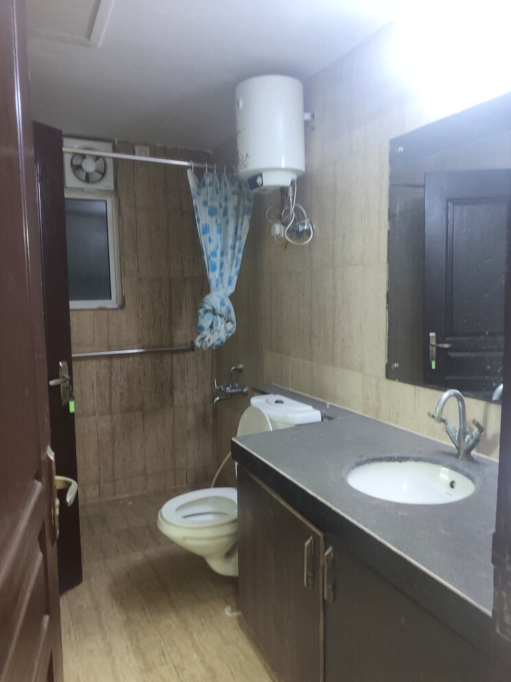 Bathroom, 3c-lotus-boulevard-espacia 4 Bedroom 2560 Sq.Ft. Apartment In Sector 100 Noida 9484582