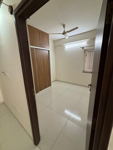 Room in 2 BHK Apartment at DSR Highland Greenz, Doddakannelli – for Rent