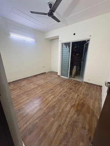 Room in 2 BHK Apartment at Gaur City 2 - 14th Avenue, Sector 16c Greater Noida – for Rent