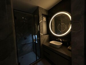 Bathroom in 4 BHK Builder Floor at DLF City Phase IV, Dlf Phase iv – for Rent