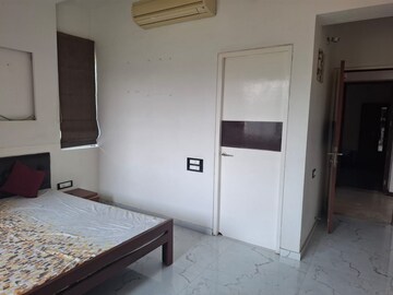 Room in 4 BHK Apartment at Sindhu Bhavan Road – for Rent