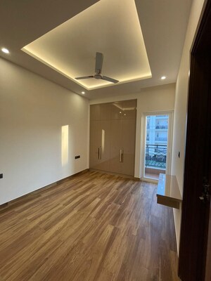 Room in 1 BHK Builder Floor at Sector 7 – for Rent