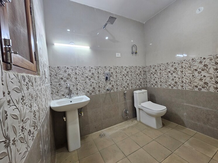 Bathroom, saket 3 Bedroom 1800 Sq.Ft. Builder Floor In Saket Delhi 9484958