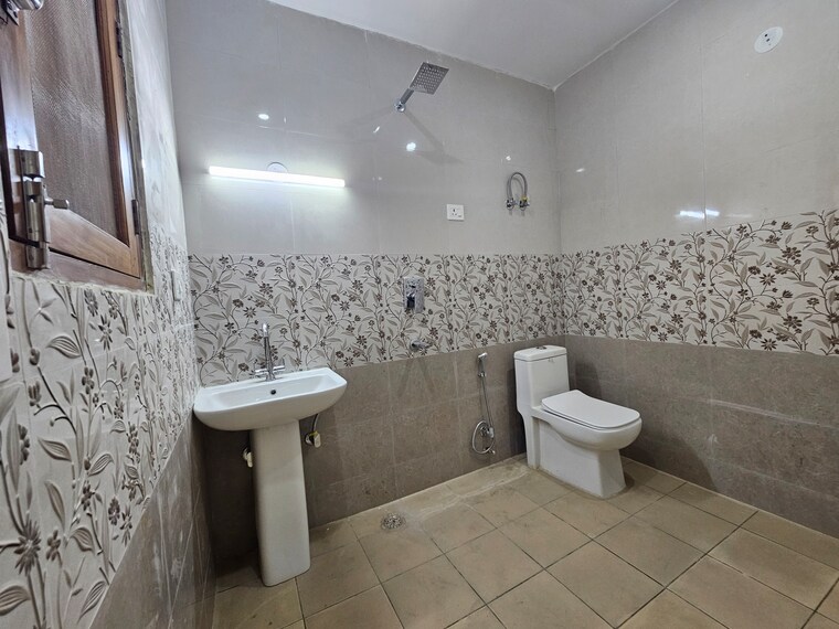 Bathroom, saket 3 Bedroom 1800 Sq.Ft. Builder Floor In Saket Delhi 9484958