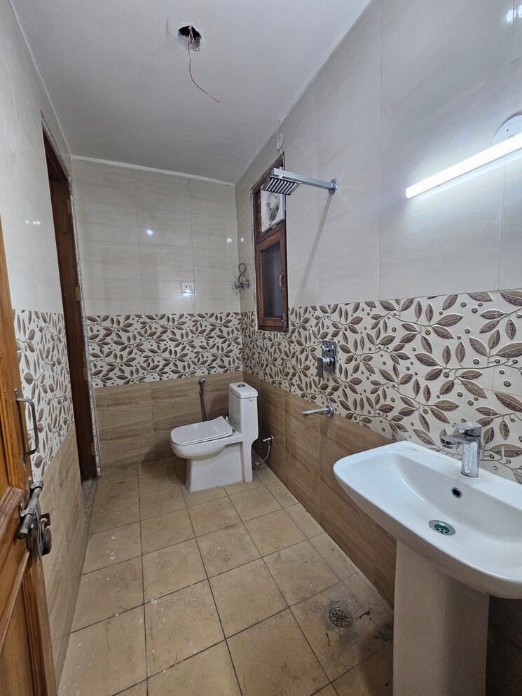 Bathroom, saket 3 Bedroom 1800 Sq.Ft. Builder Floor In Saket Delhi 9484958