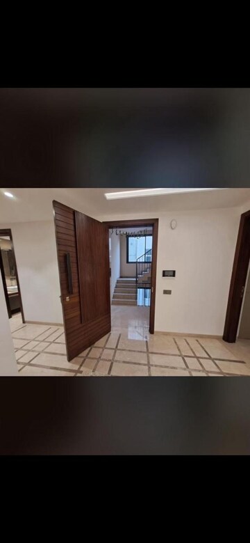 Room in 3 BHK Builder Floor at Sarvodaya Enclave – for Sale