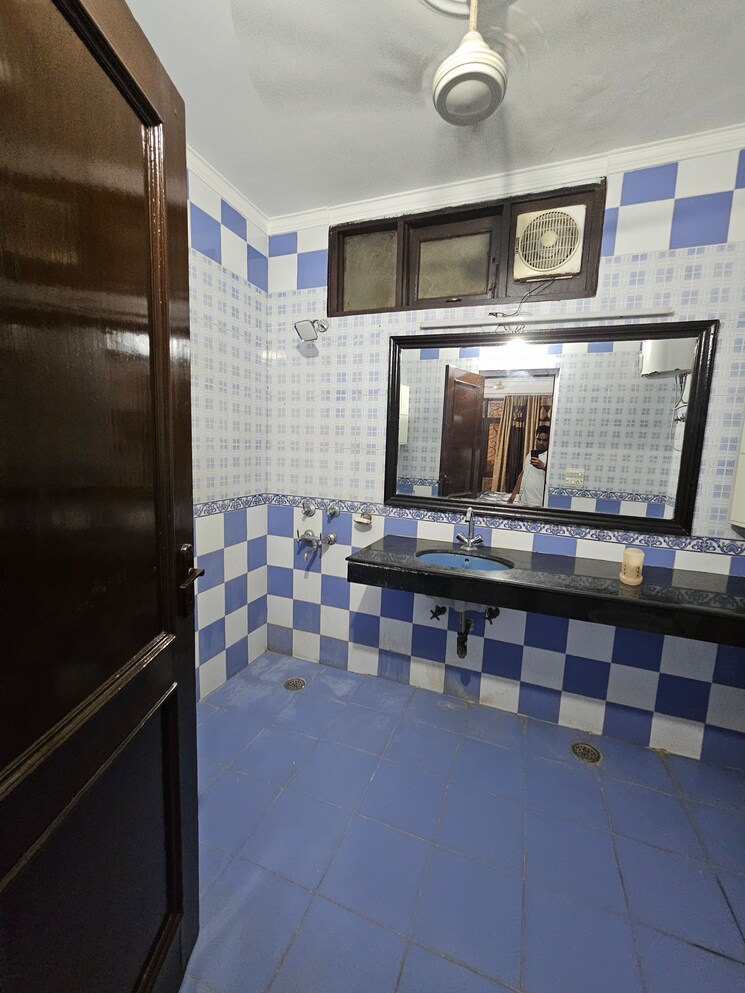 Attached Bathroom, saket 3 Bedroom 1500 Sq.Ft. Builder Floor In Saket Delhi 9485013