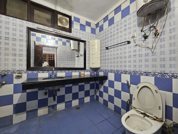 Attached Bathroom, saket 3 Bedroom 1500 Sq.Ft. Builder Floor In Saket Delhi 9485013