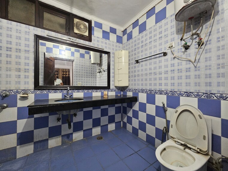 Attached Bathroom, saket 3 Bedroom 1500 Sq.Ft. Builder Floor In Saket Delhi 9485013