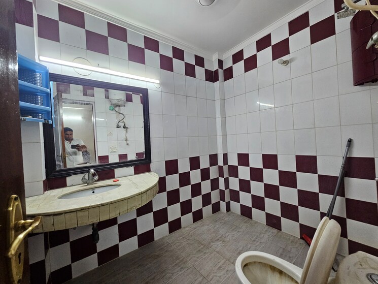 Attached Bathroom, saket 3 Bedroom 1500 Sq.Ft. Builder Floor In Saket Delhi 9485013
