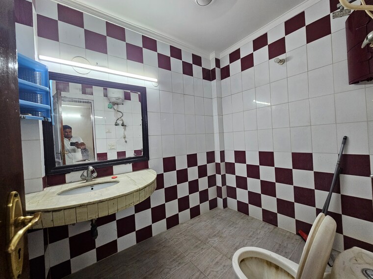 Attached Bathroom, saket 3 Bedroom 1500 Sq.Ft. Builder Floor In Saket Delhi 9485013