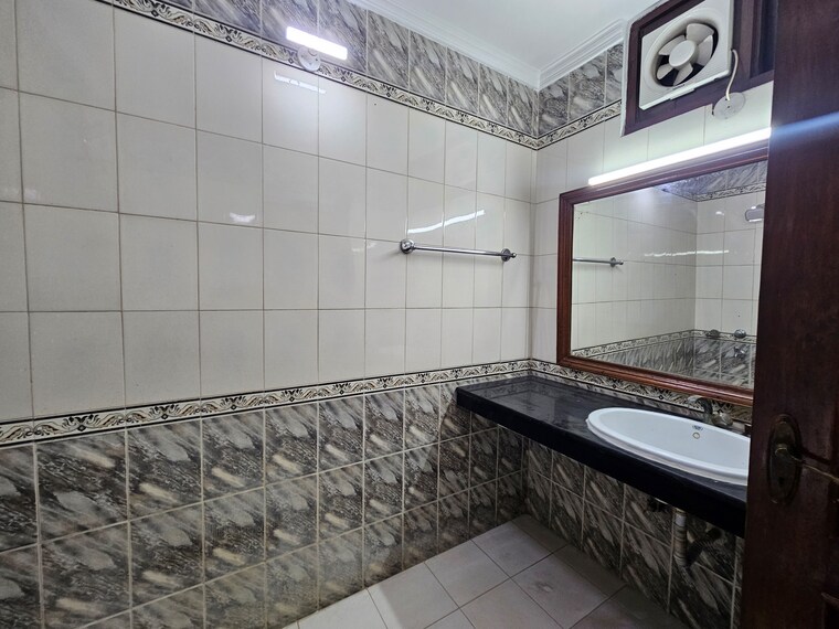 Attached Bathroom, saket 3 Bedroom 1500 Sq.Ft. Builder Floor In Saket Delhi 9485013