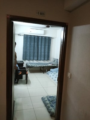 Room in 2 BHK Apartment at Sg Highway – for Rent