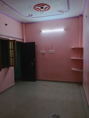 Room in 2 BHK Builder Floor at Gomti Nagar – for Rent