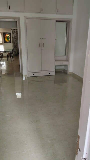 Room in 4 BHK Apartment at Sector 6 – for Sale