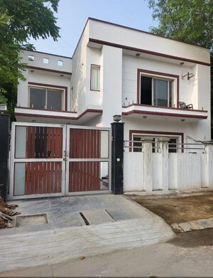 5 BHK Villa For Rent in Nri City