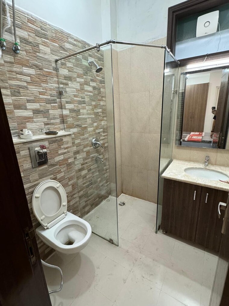 Bathroom, ansal-sushant-shopping-arcade 4 Bedroom 2705 Sq.Ft. Builder Floor In Sector 27 Gurgaon 9485365