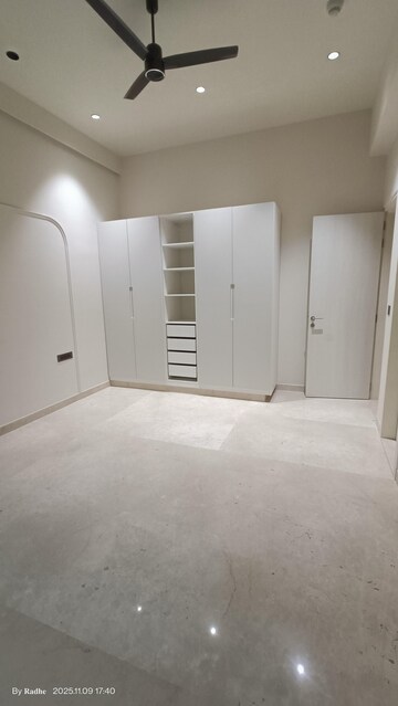 Room in 3 BHK Apartment at Indiabulls Sky Forest, Lower Parel – for Rent