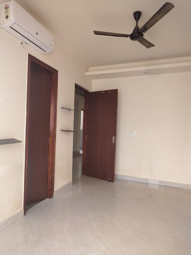 Room, sector 57 3 Bedroom 2700 Sq.Ft. Builder Floor In Sector 57 Gurgaon 9485587