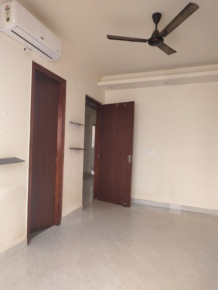 Room, sector 57 3 Bedroom 2700 Sq.Ft. Builder Floor In Sector 57 Gurgaon 9485587