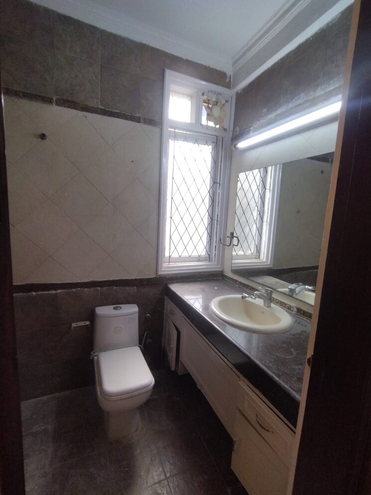 Bathroom, greater kailash part 3 3 Bedroom 1850 Sq.Ft. Builder Floor In Greater Kailash Part 3 Delhi 9485659