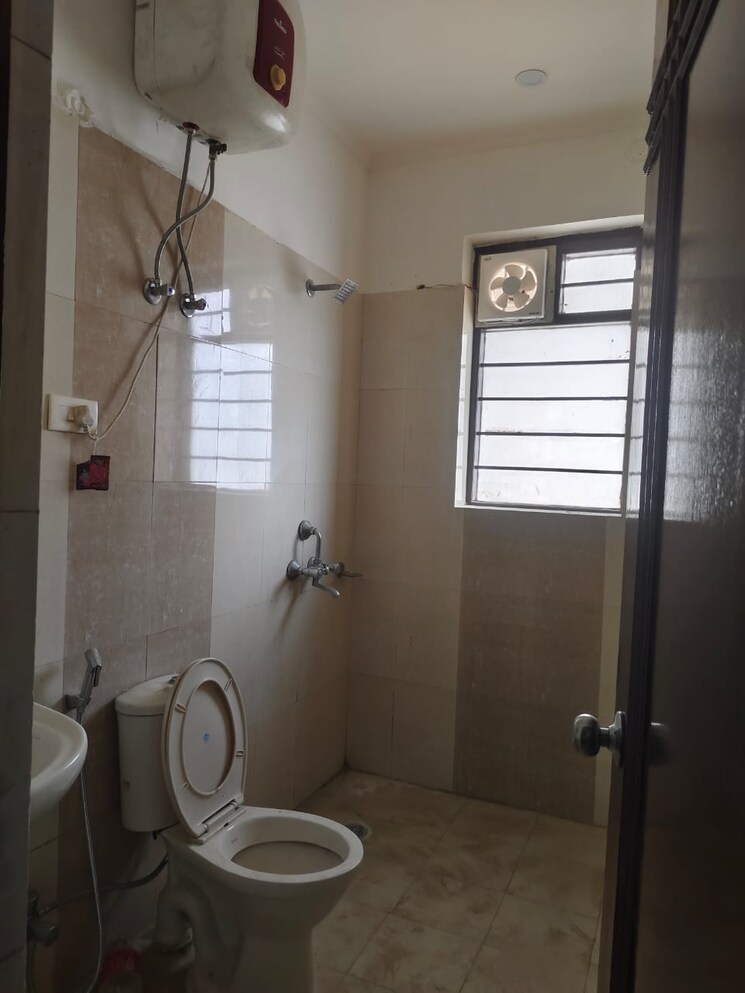Bathroom, sector 56 3.5 Bedroom 2700 Sq.Ft. Builder Floor In Sector 56 Gurgaon 9485671