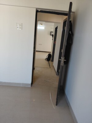 Room in 2 BHK Apartment at Regency Towers, Kavesar – for Rent