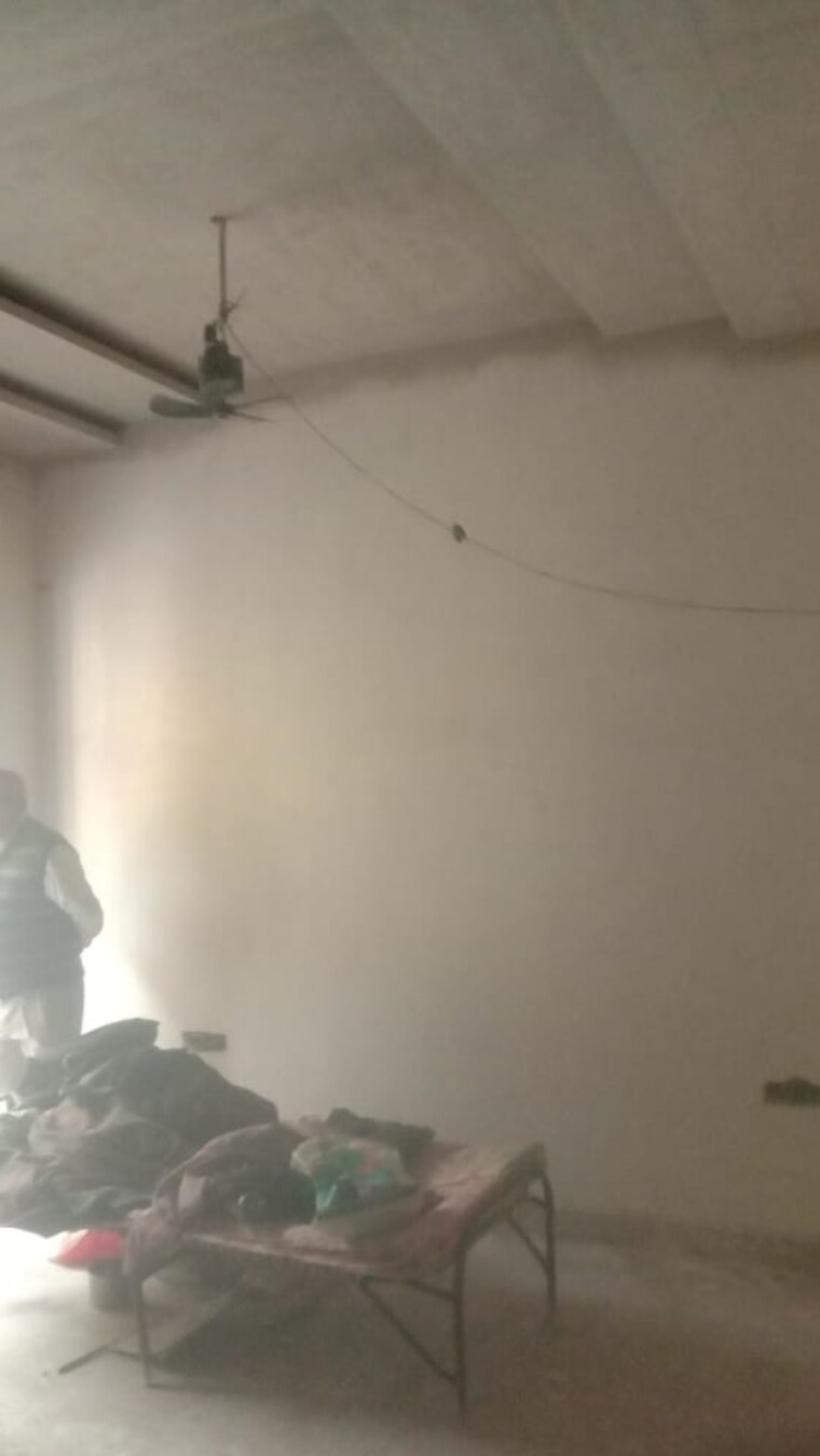 Room, nehru nagar iii 4 Bedroom 290 Sq.Yd. Builder Floor In Nehru Nagar Iii Ghaziabad 9485711