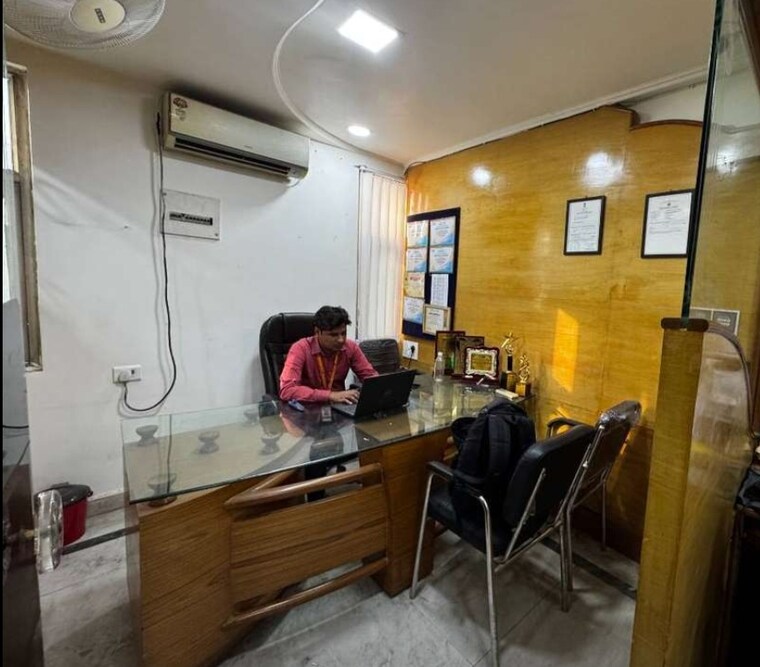 Gym, hazratganj Commercial Office Space 1010 Sq.Ft. In Hazratganj Lucknow 9485753