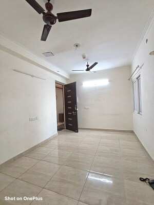 Room in 3 BHK Apartment at Gaur City 2 - 14th Avenue, Sector 16c Greater Noida – for Rent