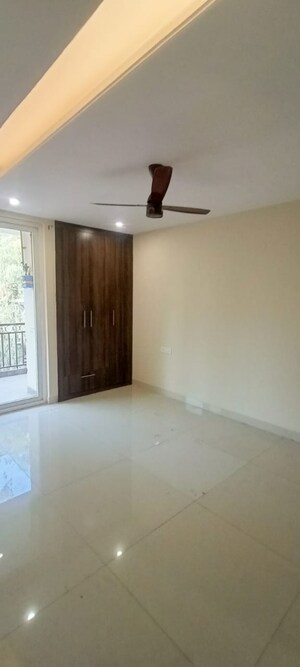 Room in 3 BHK Apartment at Green Valley Residencia, Ghazipur – for Rent