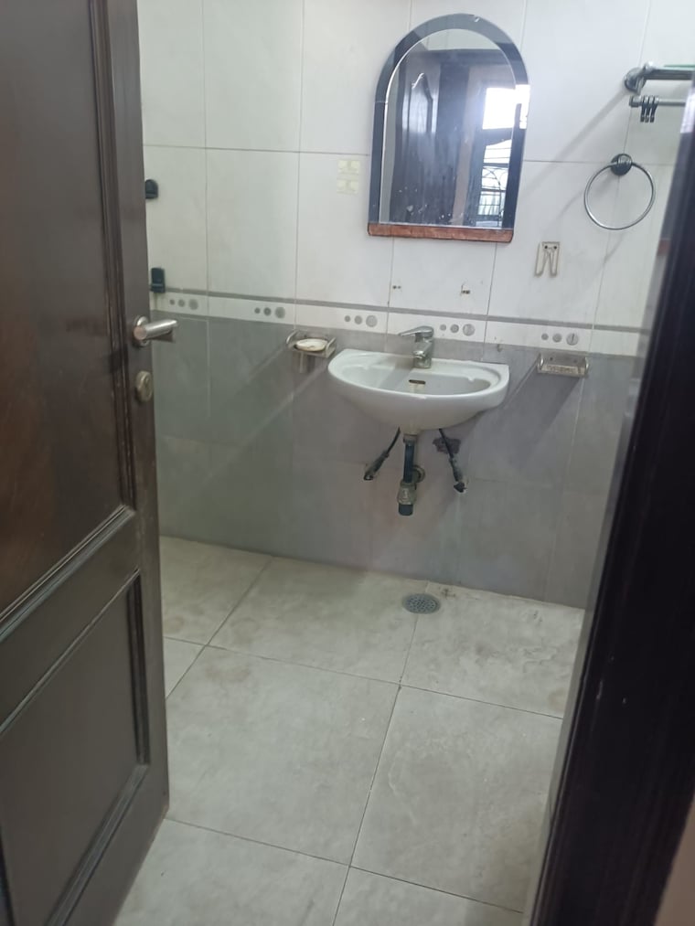 Bathroom, preet vihar 3 Bedroom 1600 Sq.Ft. Builder Floor In Preet Vihar Delhi 9485816