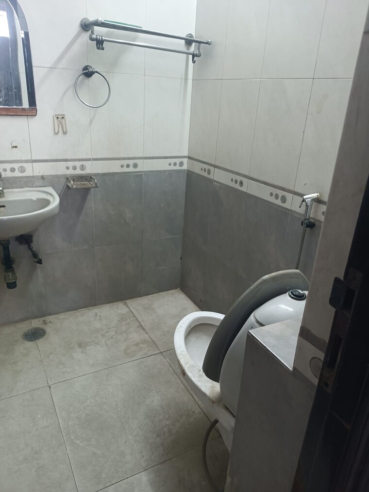 Bathroom, preet vihar 3 Bedroom 1600 Sq.Ft. Builder Floor In Preet Vihar Delhi 9485816