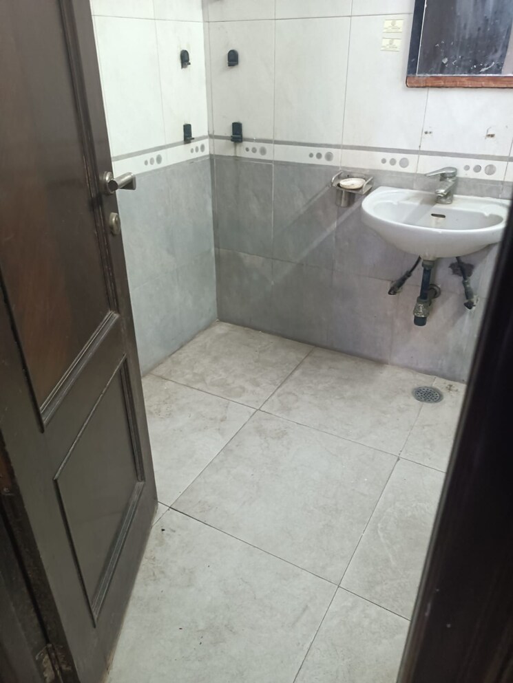 Bathroom, preet vihar 3 Bedroom 1600 Sq.Ft. Builder Floor In Preet Vihar Delhi 9485816