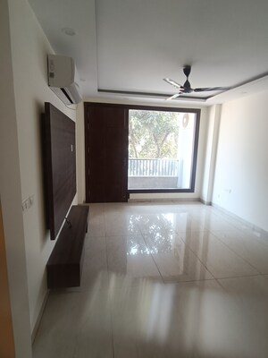 Room in 4 BHK Builder Floor at Ansal API Esencia, Sector 67 – for Rent