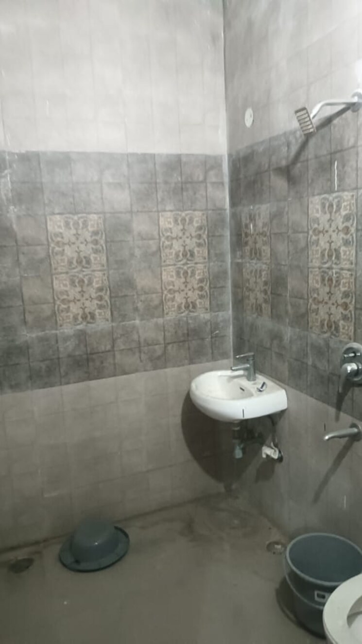 Bathroom, vip road 1 Bedroom 70 Sq.Yd. Builder Floor In Vip Road Zirakpur 9485826
