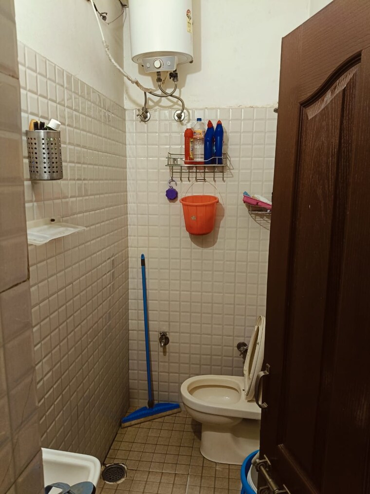 Bathroom, vip road 1 Bedroom 70 Sq.Yd. Builder Floor In Vip Road Zirakpur 9485826