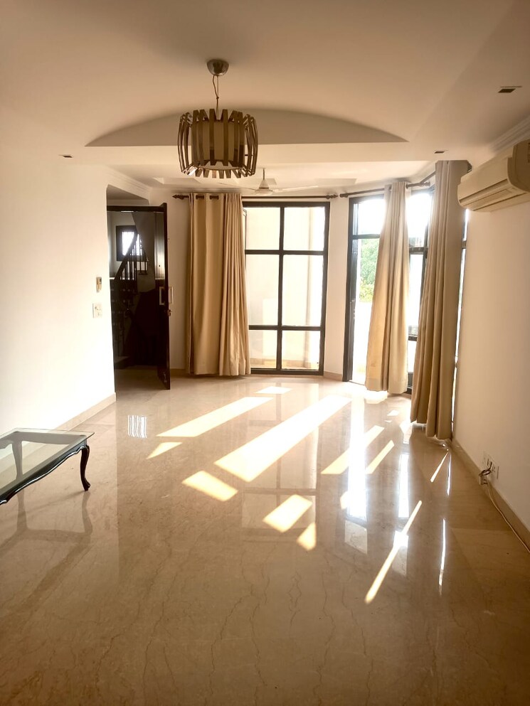 Bedroom, defence colony 3 Bedroom 2700 Sq.Ft. Builder Floor In Defence Colony Delhi 9486031
