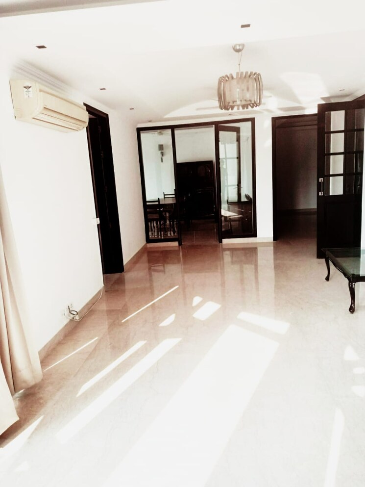 Room, defence colony 3 Bedroom 2700 Sq.Ft. Builder Floor In Defence Colony Delhi 9486031