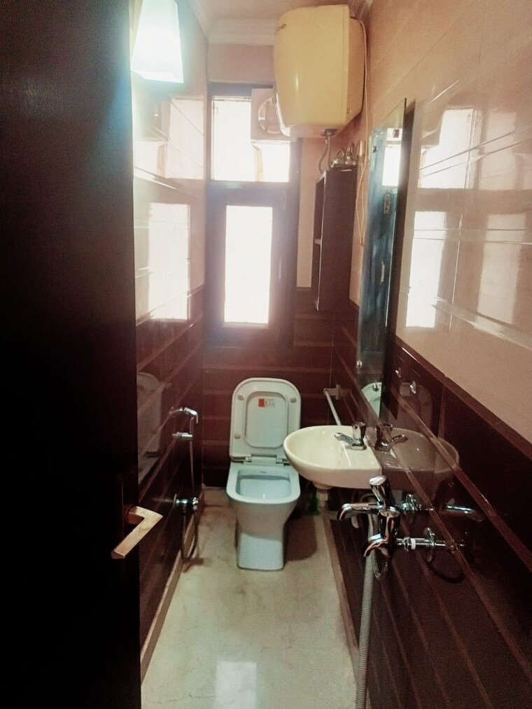 Bathroom, defence colony 3 Bedroom 2700 Sq.Ft. Builder Floor In Defence Colony Delhi 9486031