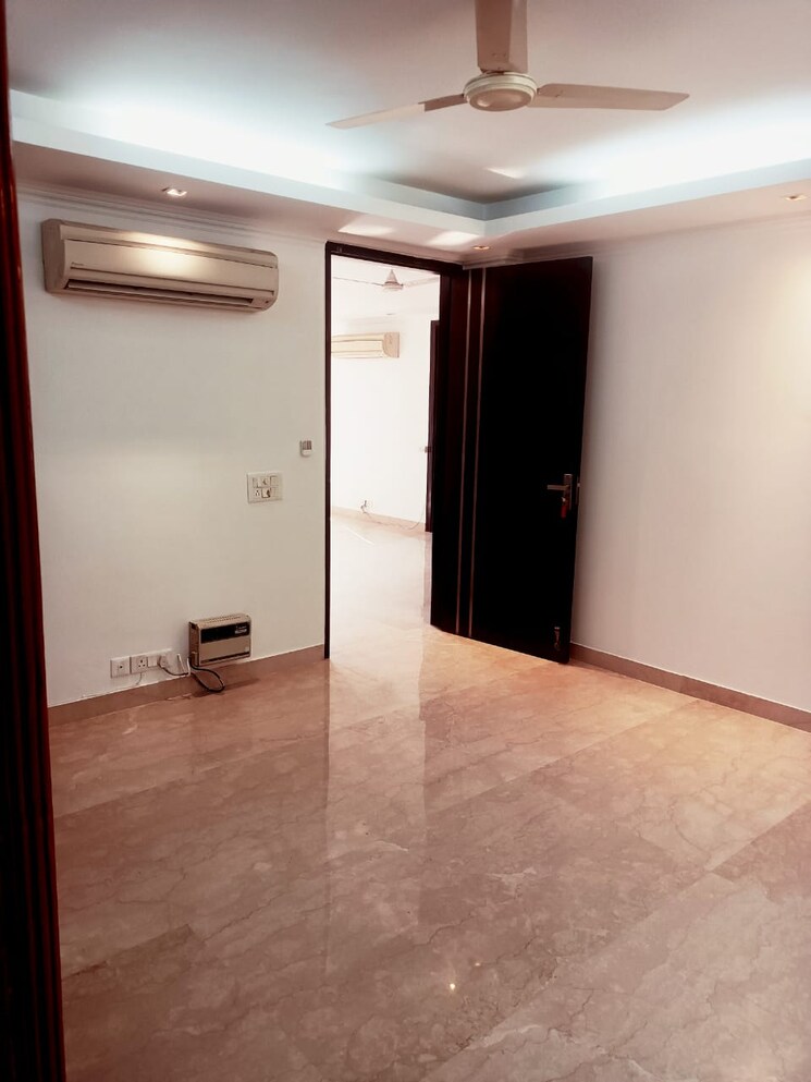Room, defence colony 3 Bedroom 2700 Sq.Ft. Builder Floor In Defence Colony Delhi 9486031