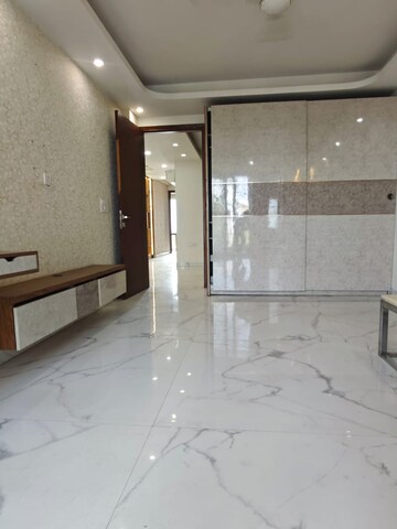 Room in 3 BHK Builder Floor at South City 1 – for Rent