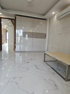 Room in 3 BHK Builder Floor at South City 1 – for Rent