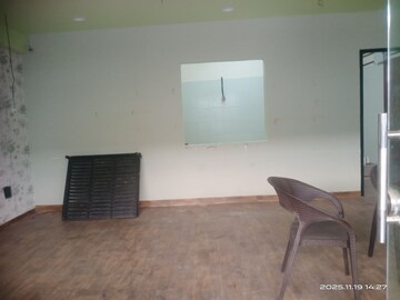 Room in  Showroom at Alkapuri – for Rent
