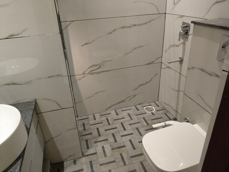 Bathroom, hlp-palmillas 3 Bedroom 1750 Sq.Ft. Builder Floor In Vip Road Zirakpur 9486126