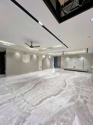 Master Bedroom in 1.5 BHK Builder Floor at Sector 10 – for Rent