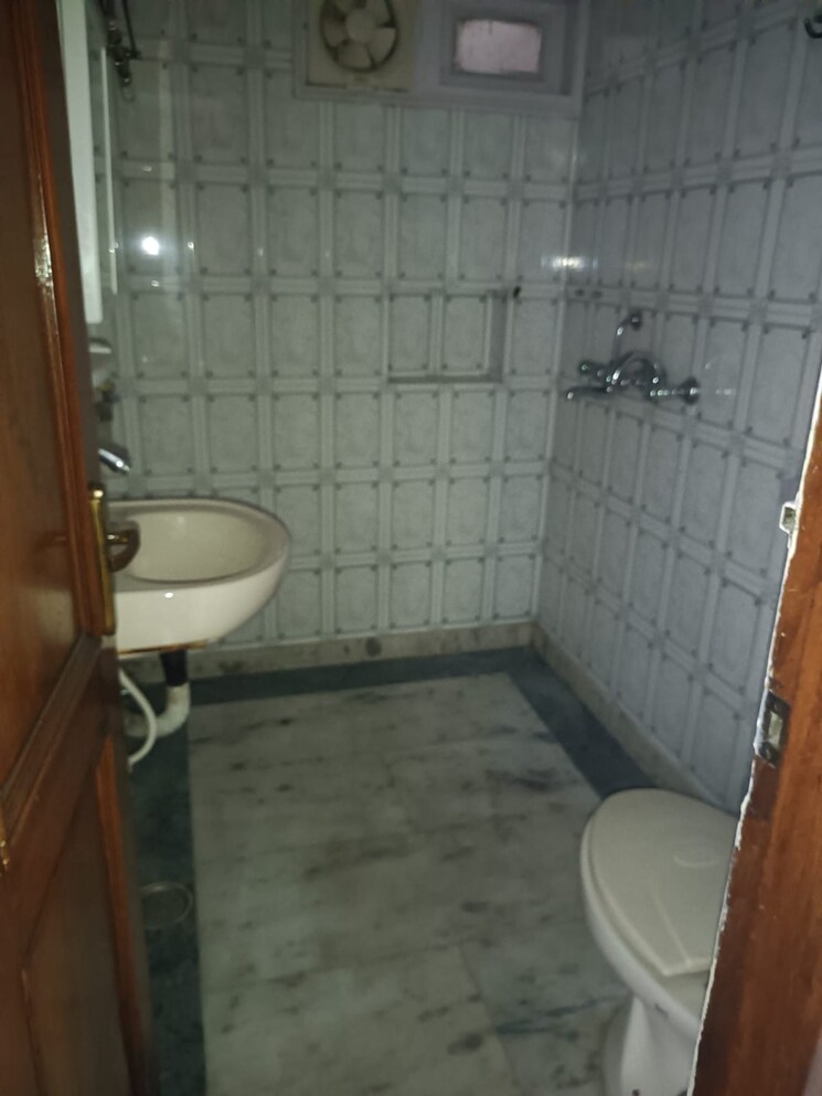 Bathroom, vivek vihar phase 1 3 Bedroom 2000 Sq.Ft. Builder Floor In Vivek Vihar Phase 1 Delhi 9486246